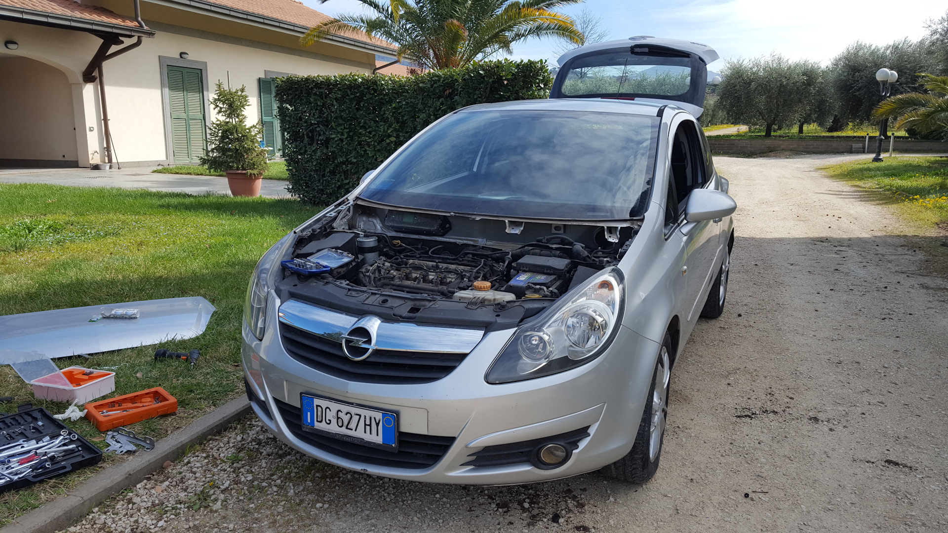 Капот opel corsa. Опель Корса д 1.2. Opel Corsa d 1.4. Opel Corsa под капотом. Opel Corsa d 1.3.