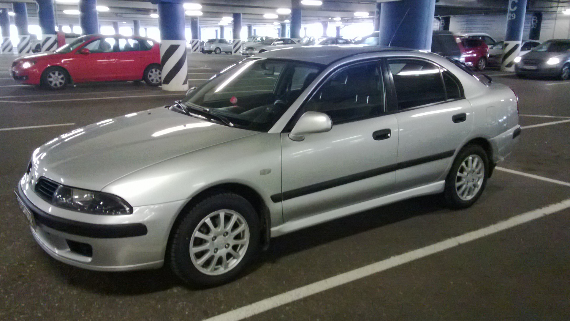 Mitsubishi carisma 2002 год. Митсубиси Каризма 2002. Митсубиси Каризма 2002 1.6 хэтчбек. Мицубиси Каризма, 2002 года. Каризма 2002 год.