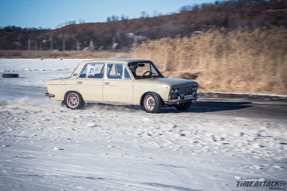 Школьники на жигулях. Тренинг жигули. Дед на жигулях. Девушки и жигули. Жигули 2107 за рулём.