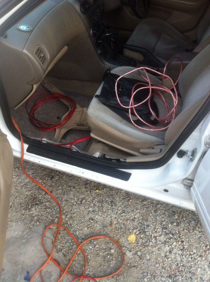 Протянул провода и подключил саб с усилком — Nissan Sunny (B15), 1,5 л ...