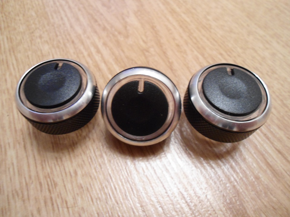 Крутилки для рук на магнитах. Крутилка для автомобиля блютуз. Крутилка 3х контактная. Фольксваген поло 2016 ручка громкости. Кнопка подогрева сидений инфинити.