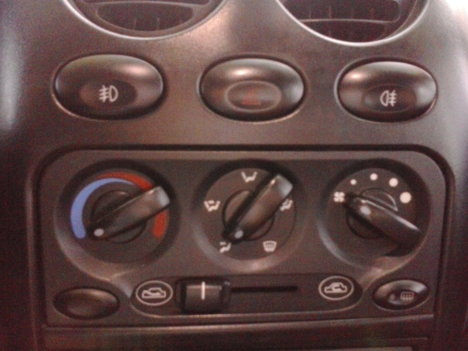 кнопки консоли матиз 0. кнопки дэу матиз. подсветка кнопок дэу матиз. кнопка на панели daewoo matiz ak. кнопка включения противотуманок дэу матиз.