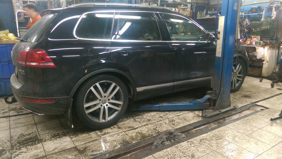 Верхнее положение на пневме volkswagen touareg 1. Туарег с упавшей пневмой. Туарег фольксваген пневма. Туарег ильдара. Touareg nf заправка азотом.