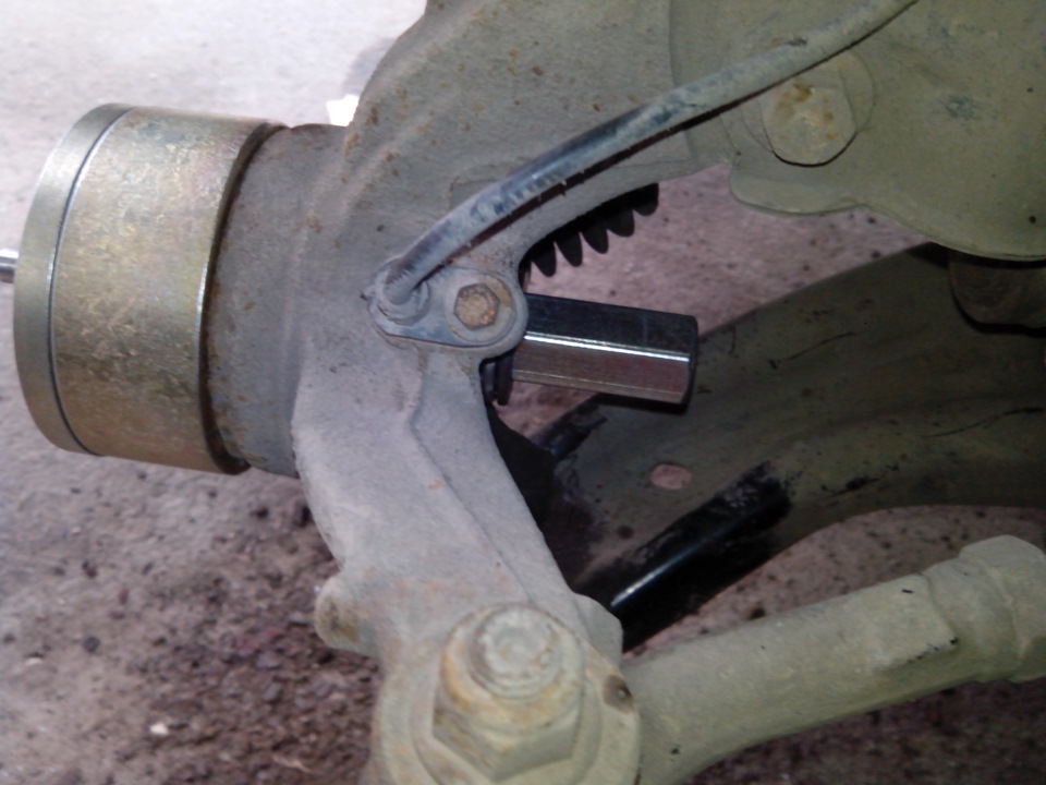 Приспособил съёмник. — Ford Fiesta (Mk VI)