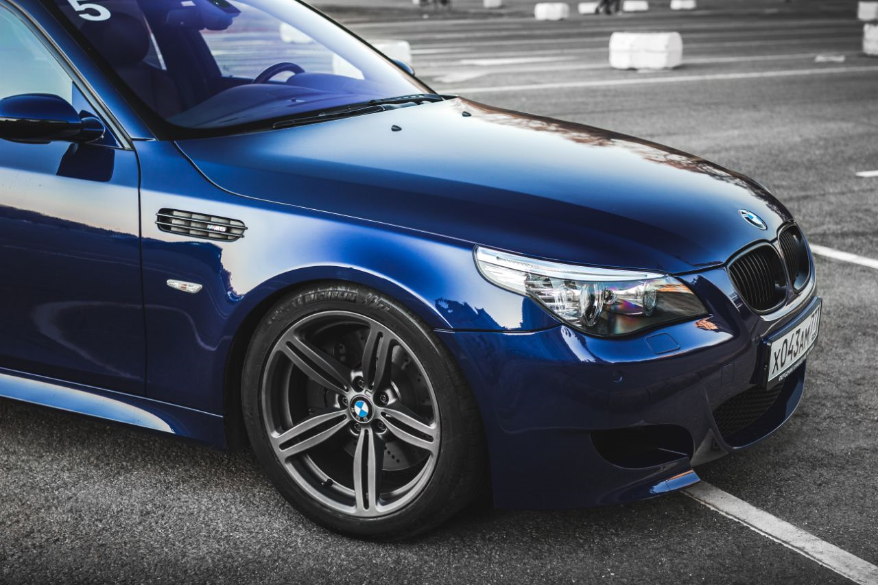 Синяя бмв м5. BMW m5 e60 Blue. BMW m5 e60 Interlagos Blue. БМВ е60 голубая. БМВ м5 е60 синий цвет.