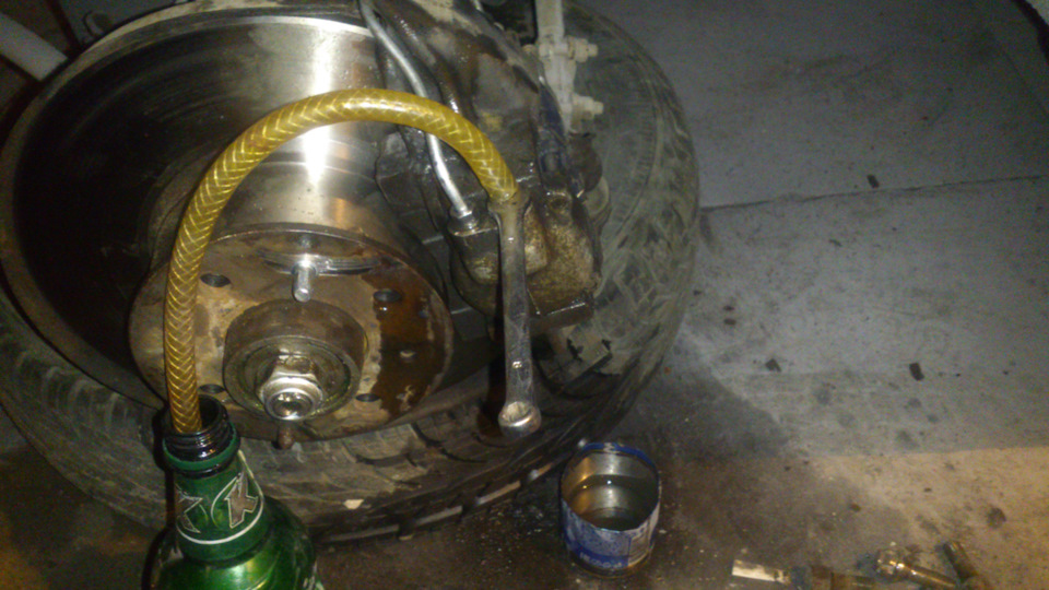 Прокачка тормозов в одного — Lada 2107, 1,5 л, 1988 года | плановое ТО ...