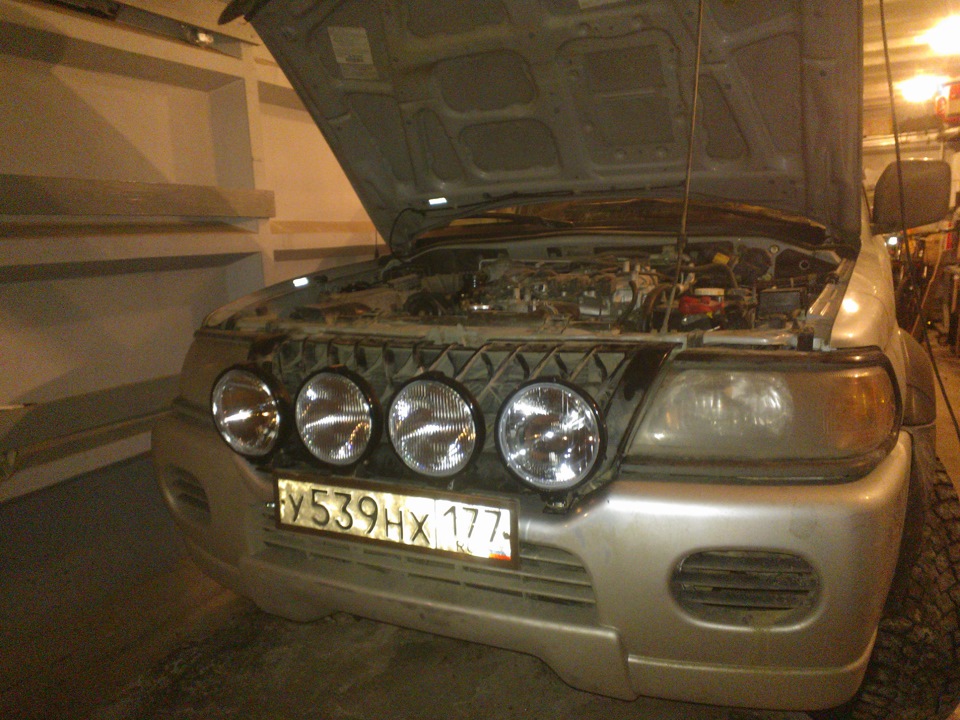 Фара монтеро спорт. Pajero доп свет фар. Установка дополнительных фар Montero. Установка люстры Montero. Митсубиси Монтеро 2001 3.5 тюнинг фары светодиодные.