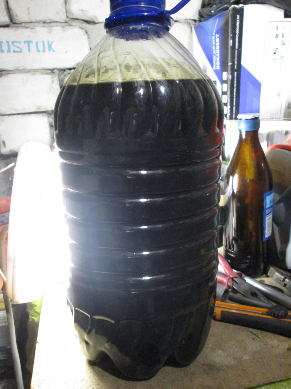 Первый бутыль чуть-чуть светлее старого масла — Mitsubishi Chariot (3G)