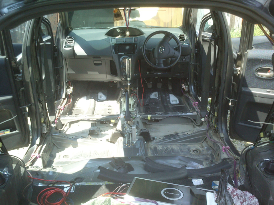 Замена штатной акустики — Toyota Vitz (90), 1,5 л, 2009 года | автозвук ...
