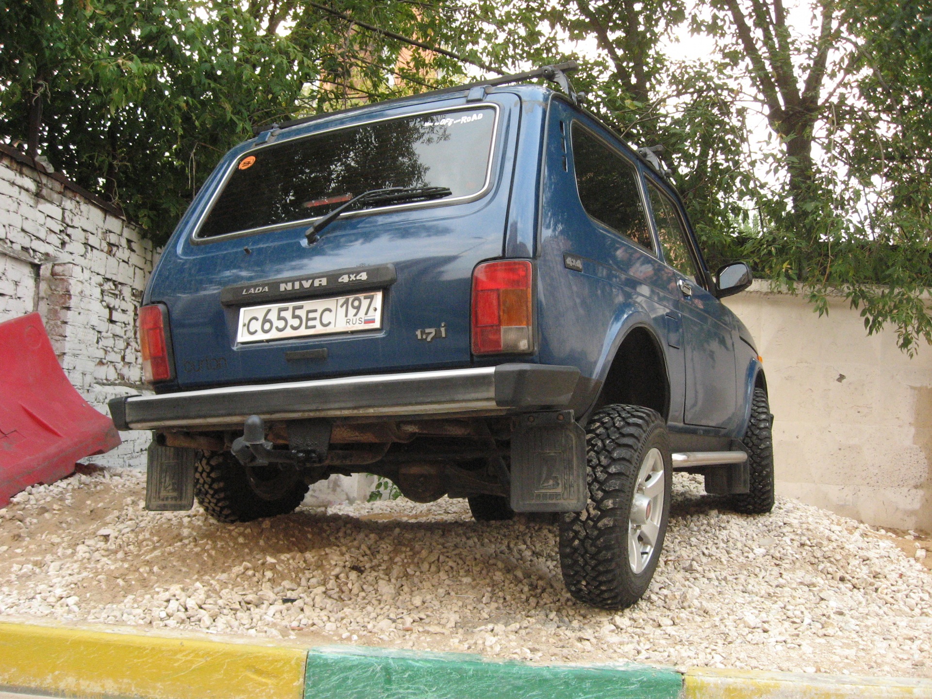 вот так приходится парковаться возле дома, когда всё занято) — Lada 4x4 3D,  1,7 л, 2004 года | фотография | DRIVE2