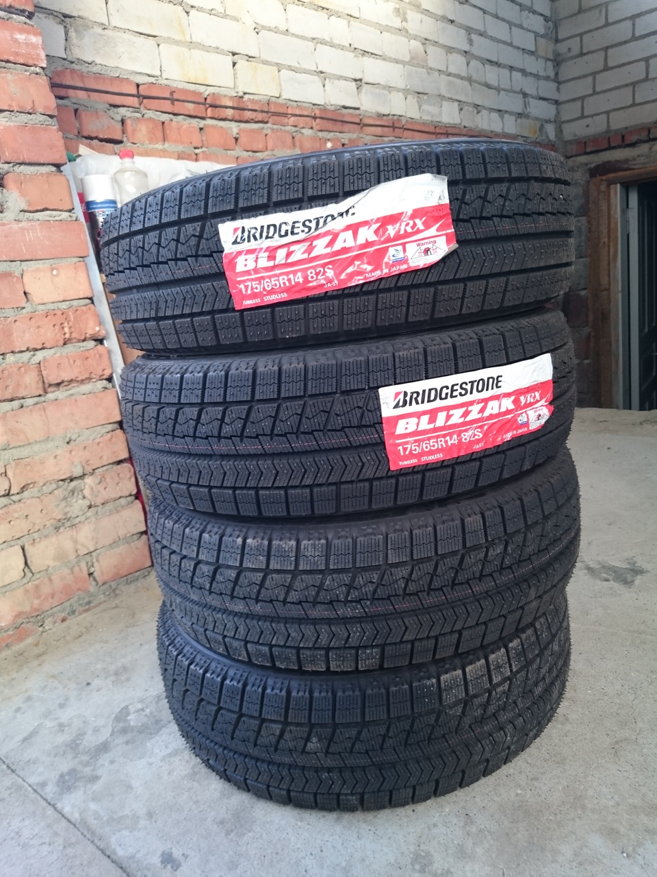 Близак айс. Bridgestone Blizzak vrx2. Bridgestone Blizzak Revo VRX. Bridgestone Blizzak Ice. Bridgestone Blizzak Revo GZ.