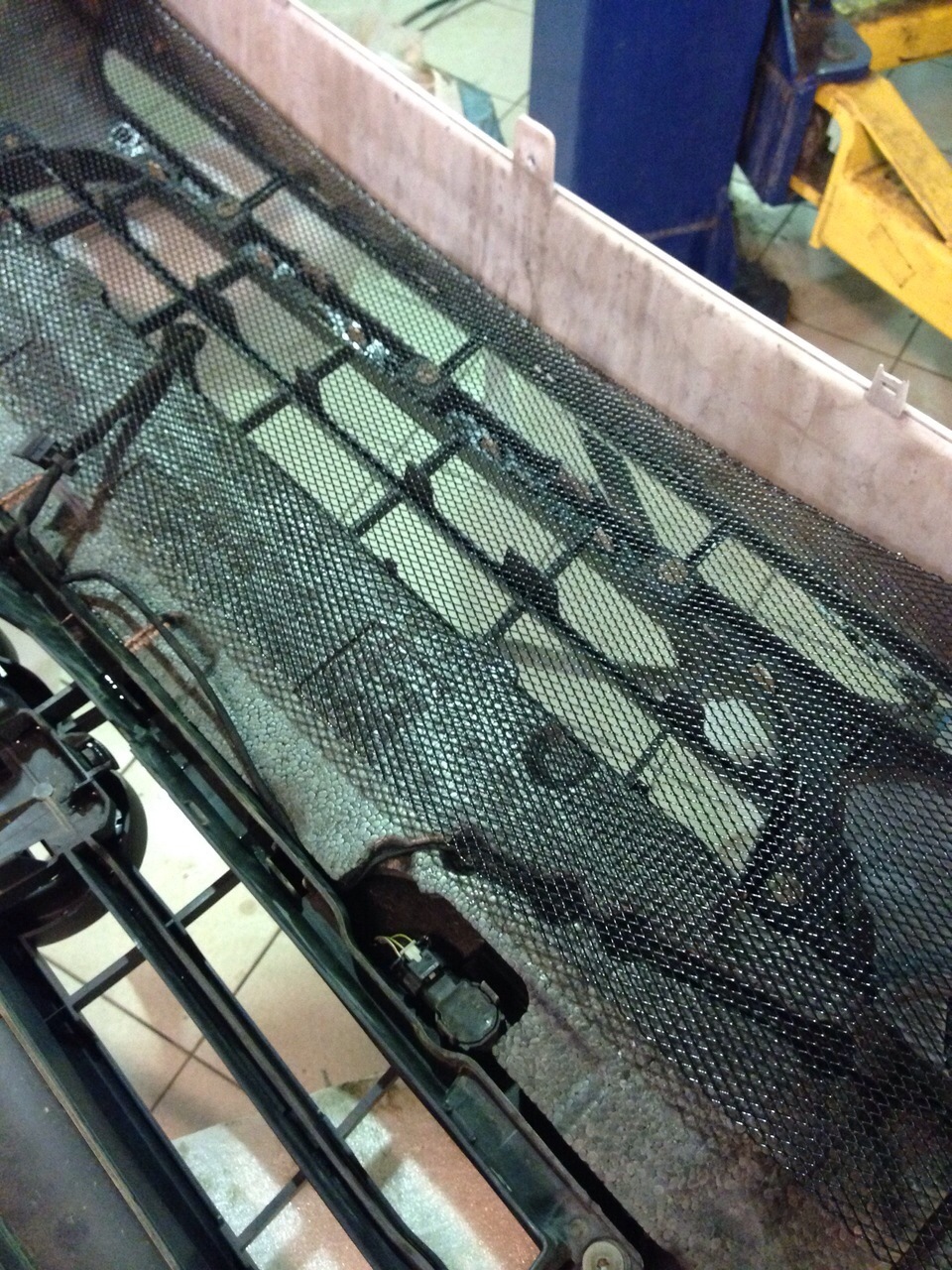 Установил защитную сетку радиатора — Audi A4 (B8), 1,8 л, 2013 года ...