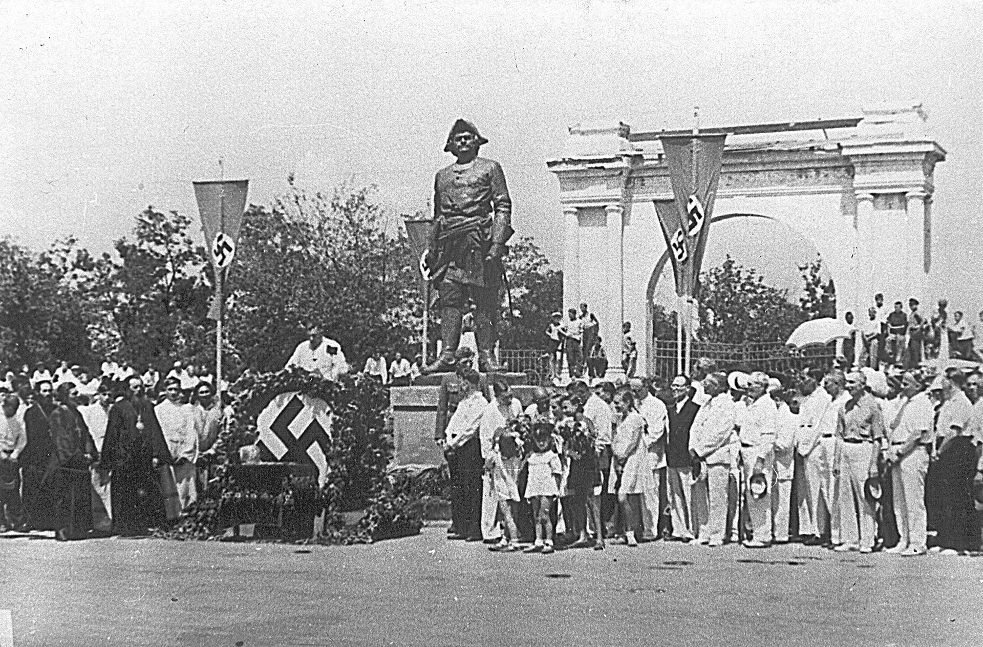 Памятник Петру Таганрог оккупации