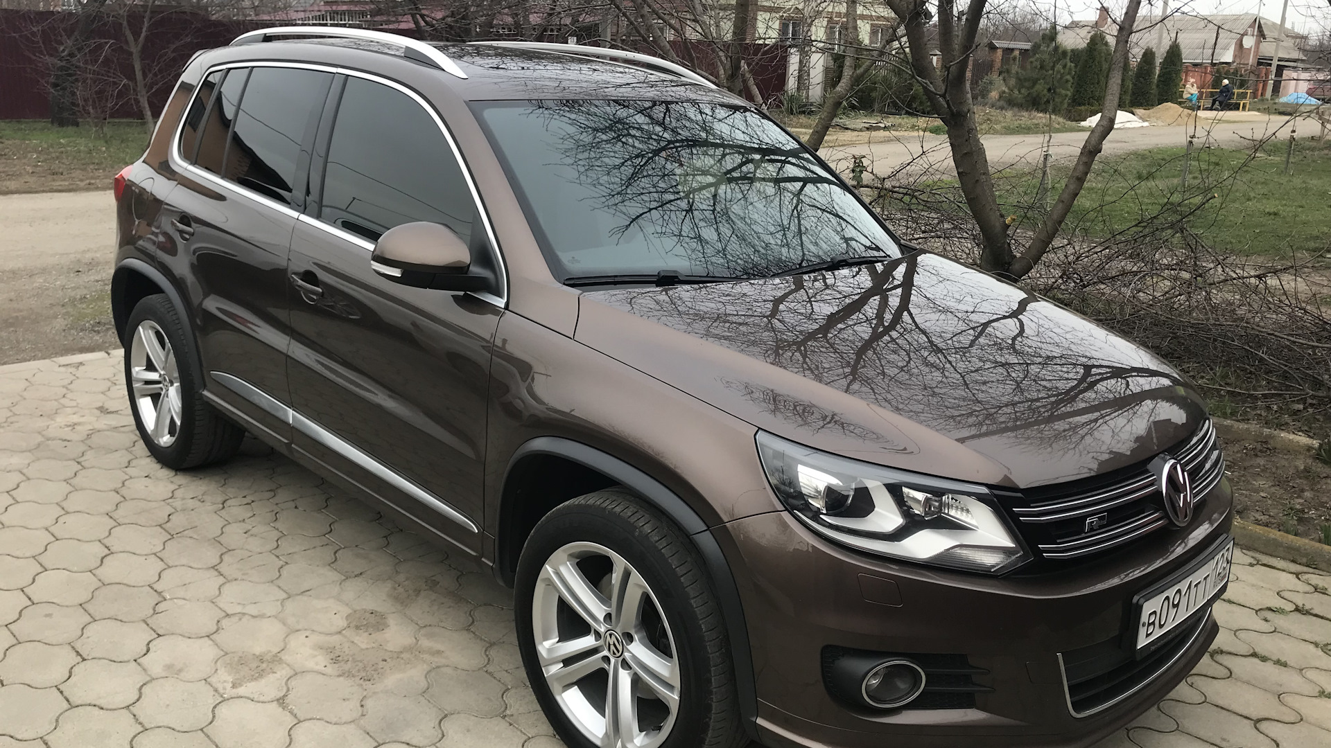 Тигуан 2.0 бензин. Volkswagen Tiguan шоколадный. Volkswagen Tiguan 2010 коричневый. Фольксваген Тигуан 2012 коричневый. VW Tiguan 2014 коричневый.