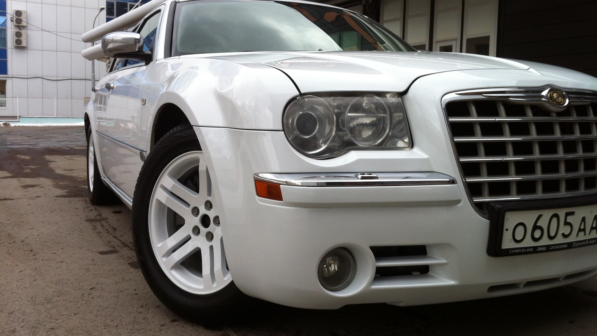 Chrysler 300 (300C) (1G) 3.5 бензиновый 2005 | Белый Перламутр на DRIVE2