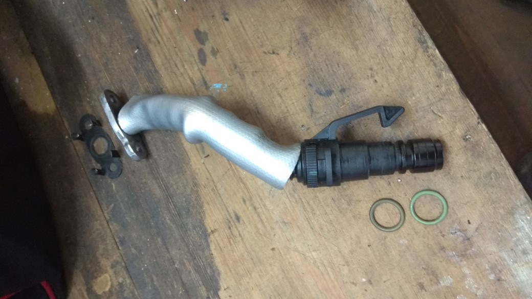 Патрубок турбины мерседес аксор. Уплотнительные кольца патрубка интеркулера опель инсигния. 5 дизель. Турбина vw tiguan 2. Патрубок опель инсигния.
