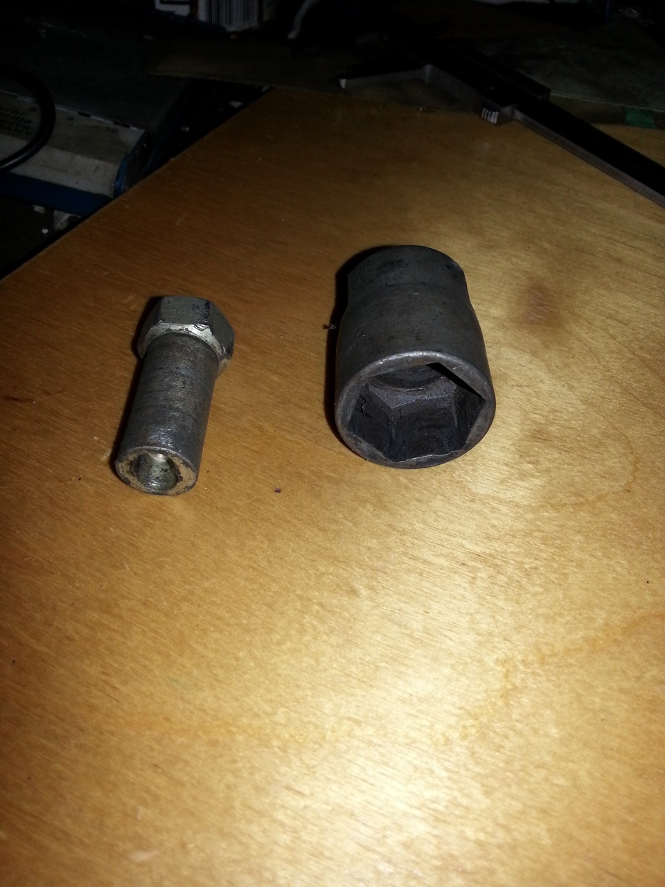 Приспособление для откручивания передних стоек. — Skoda Octavia A5 Mk2 ...