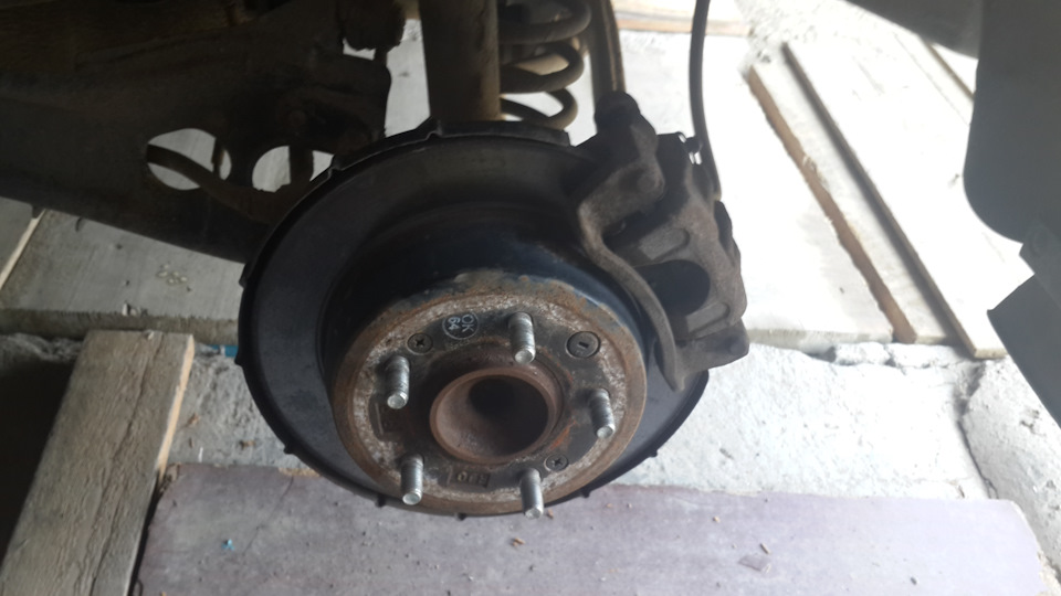 замена задних тормозных колодок — Hyundai i30 (1G), 1,4 л, 2011 года ...
