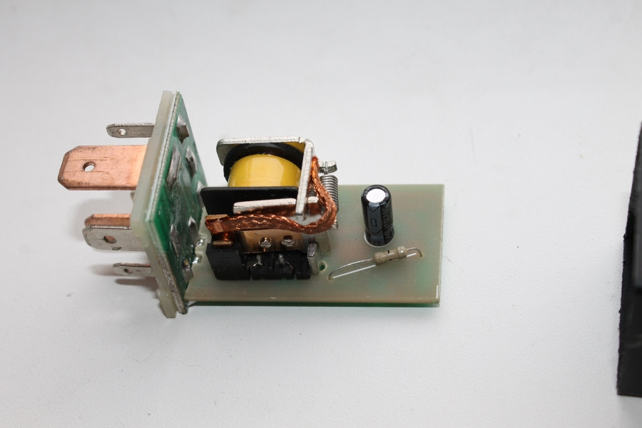 Реле 104 фольксваген за что отвечает. 7b36d55s 960. Реле 104 фольксваген за что отвечает фото. Реле 104 фольксваген за что отвечает-7b36d55s 960. картинка Реле 104 фольксваген за что отвечает. картинка 7b36d55s 960. Volkswagen Transporter T4 — представляет 4 поколение легендарной серии «транспортер». Данная модель выпускалась в 1990, 1991, 1992, 1993, 1994, 1995, 1996, 1997, 1998, 1999, 2000, 2001, 2002 и 2003 годах с дизельными и бензиновыми двигателями с различными вариантами колесной базы: короткой и длинной, и с различной высотой крыши. Так же на T4, фольксваген продолжил линейку люксовых моделей Caravelle, California и Multivan. В нашем материале мы покажем расположение всех электронных боков управления и подробное описание назначения предохранителей и реле Фольксваген Т4 со схемами блоков в которых они находятся и их фотографиями. Отметим предохранитель отвечающий за прикуриватель. В заключении предложим для скачивания электрические схемы в формате pdf. Реле 104 фольксваген за что отвечает. 7b36d55s 960. Реле 104 фольксваген за что отвечает фото. Реле 104 фольксваген за что отвечает-7b36d55s 960. картинка Реле 104 фольксваген за что отвечает. картинка 7b36d55s 960. Volkswagen Transporter T4 — представляет 4 поколение легендарной серии «транспортер». Данная модель выпускалась в 1990, 1991, 1992, 1993, 1994, 1995, 1996, 1997, 1998, 1999, 2000, 2001, 2002 и 2003 годах с дизельными и бензиновыми двигателями с различными вариантами колесной базы: короткой и длинной, и с различной высотой крыши. Так же на T4, фольксваген продолжил линейку люксовых моделей Caravelle, California и Multivan. В нашем материале мы покажем расположение всех электронных боков управления и подробное описание назначения предохранителей и реле Фольксваген Т4 со схемами блоков в которых они находятся и их фотографиями. Отметим предохранитель отвечающий за прикуриватель. В заключении предложим для скачивания электрические схемы в формате pdf.