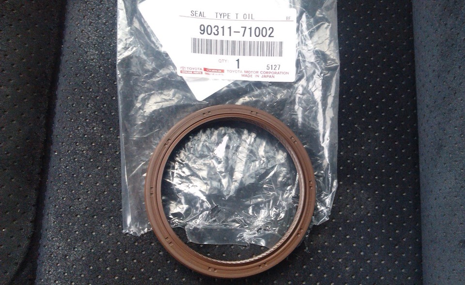 1uz non vvti коды ошибок. 7b5c762s 960. 1uz non vvti коды ошибок фото. 1uz non vvti коды ошибок-7b5c762s 960. картинка 1uz non vvti коды ошибок. картинка 7b5c762s 960. Вскоре после устранения ошибки 13 появилась новая и неприятная проблема, а именно:Двигатель начал работать вроде ровно, но идет вибрация на кузов (как будно детонация)…Заслонка ТRC при включении зажигания каждый раз калибруется…и ПРОПАЛА ТЯГА…Как появляется отсутствие тяги?! — элементарно. На холодную все хорошо…даешь газ машина едет…стоит двигателю прогреться до 60%, как начинается полтергейст… Стою на светофоре, сырой асфальт, 4 литра под капотом, отключаю все блокировки ТRC, включаю PWR режим, газ в пол…а она даже не шлифует…идет равномерный разгон под нагрузкой к 4000 оборотов начинает ехать чуть лучше, но все равно не то.Теперь по порядку:1. Самодиагностика показала множество ошибок по ТRC и ABS2. Съездил к электрику, который перепаял провода на заслонку, отрегулировав ее — пропала калибровка при включении зажигания и машина поехала бодрее, но шлифовать так и не смог заставить ее, сказал что надо смотреть катализаторы: П.С. Катализаторы съездил снял — посмотрел что они как новые и поставил обратно, плюс у меня 4 лямбды и датчики перегрева каждого из двух (ошибки небыло)3. Заменил Катушки зажигания на контракт (прозвонил их)4. Заменил свечи на новые. старые были в идеальном состоянии иридий с пробегом в 15000км.5. Масло не жрет не грамма6. При разгоне, даже если плавном — то ли семерит, то ли детонирует сильно двигатель7. Запускается хорошо что на холодную, что на горячуу…но всегда по разному, когда с пол пинка, когда раз — два крутанет.8. Проверял разряжение во впускном коллекторе — все в норме, соотвественно подсоса воздуха нет, клапана не зажаты, не разжаты…9. После настройки TRC ошибок осталось 0…то есть их нет…10. Заезжал на осциллограф, т.к. все разводят руками продиагностировал MAF (ДМРВ) и сказали, что он полурабочий…но не со 100% уверенностью. т.к. При неисправности датчика когда отцепляешь от него фишку — машина едет еще резвее, чем до этого. у меня же она глохнет.Но по графику (Фото не смог сделать) у меня при резком нажатии на педаль газа идет провал примерно вот такой график выресовывается