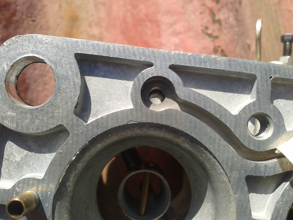 Высверлен и удалён жиклер отбора разрежения из 1й камеры. Меньше жиклёров- меньше веса! — ГАЗ 24