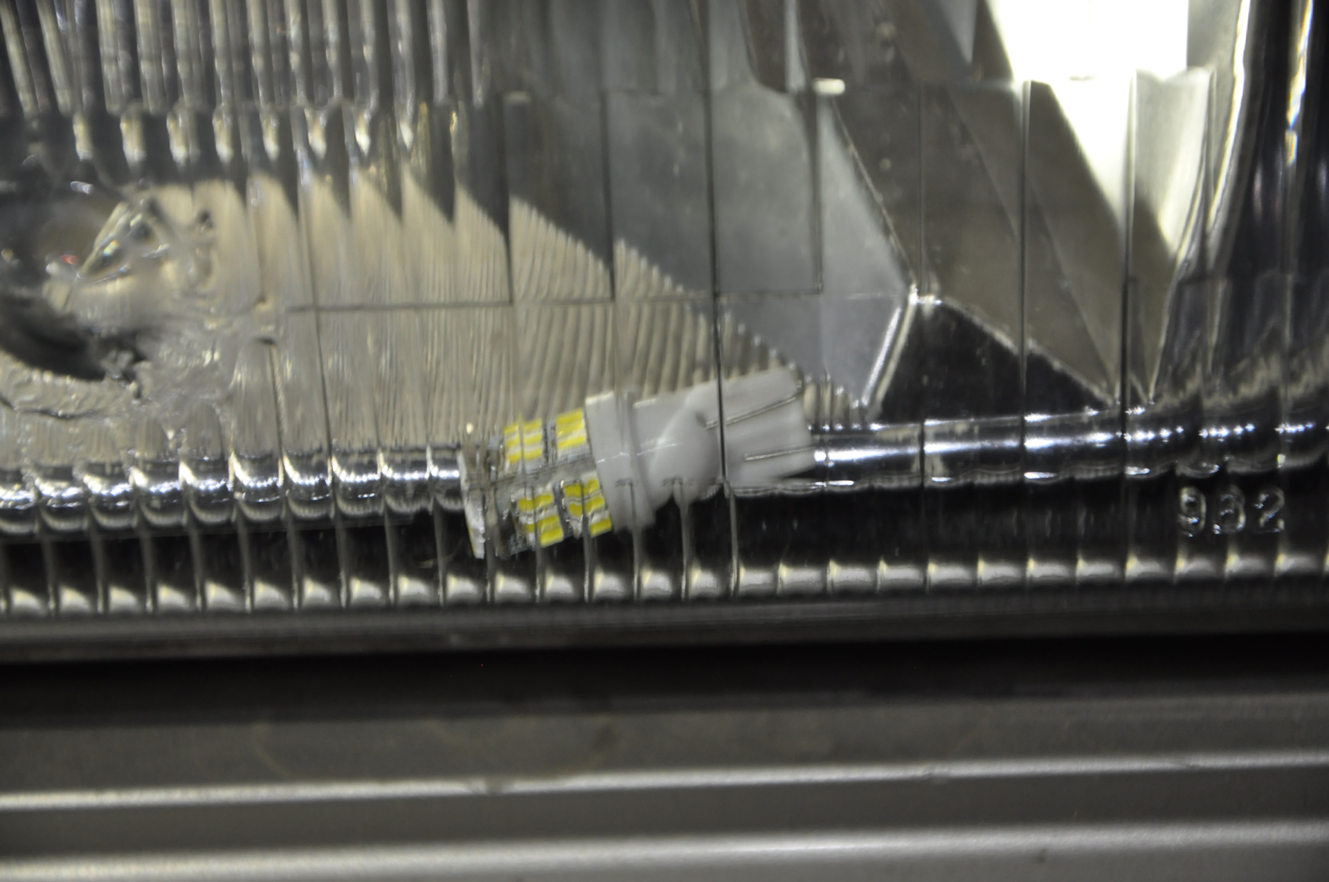 как достать лампочку подсветки не снимая фары — Nissan Mistral, 2,7 л ...