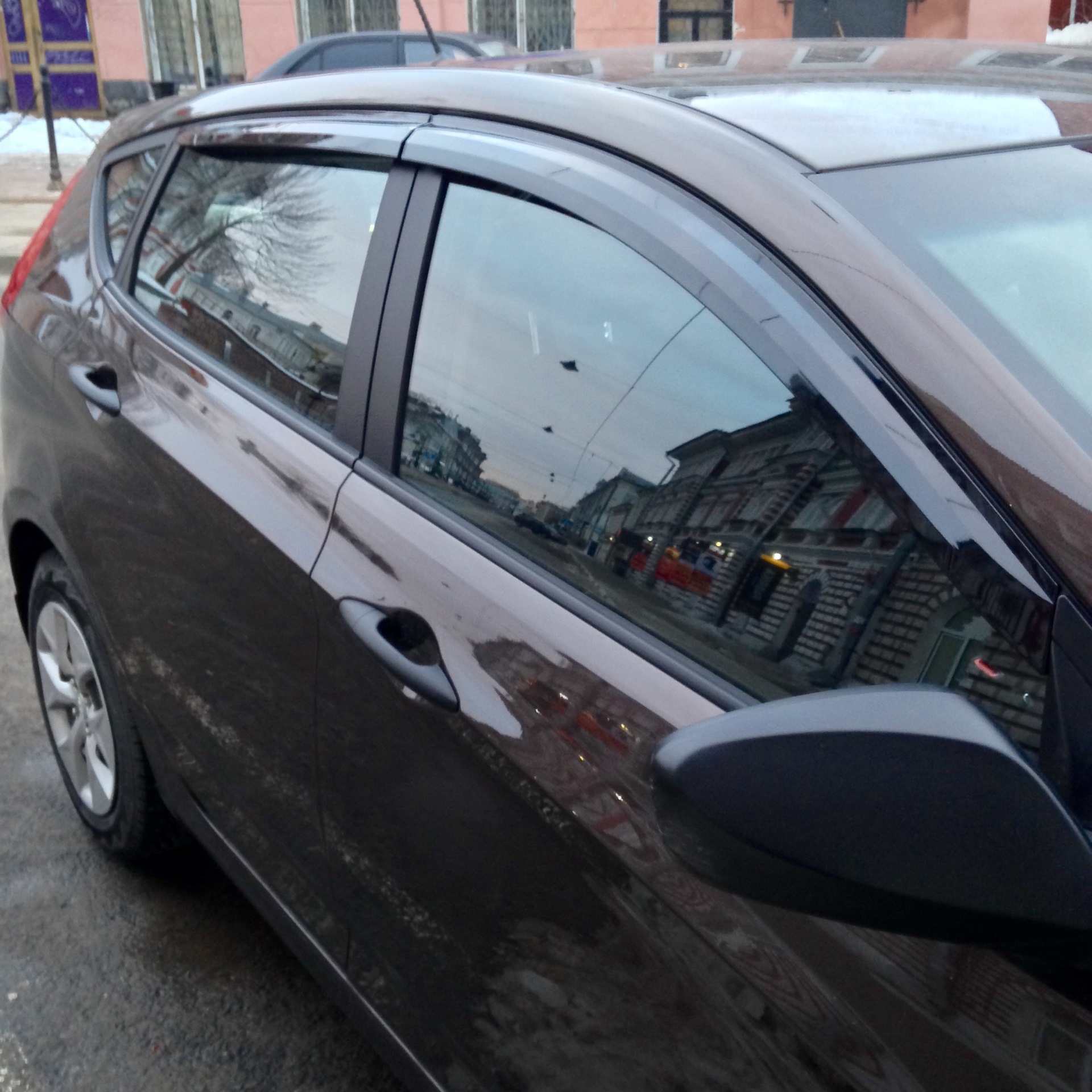 Дефлекторы solaris. Дефлекторы Солярис 1. Hyundai Solaris ветровики. Дефлекторы (ветровики) Hyundai Solaris Hatchback. Дефлекторы Хендай Солярис 2015.