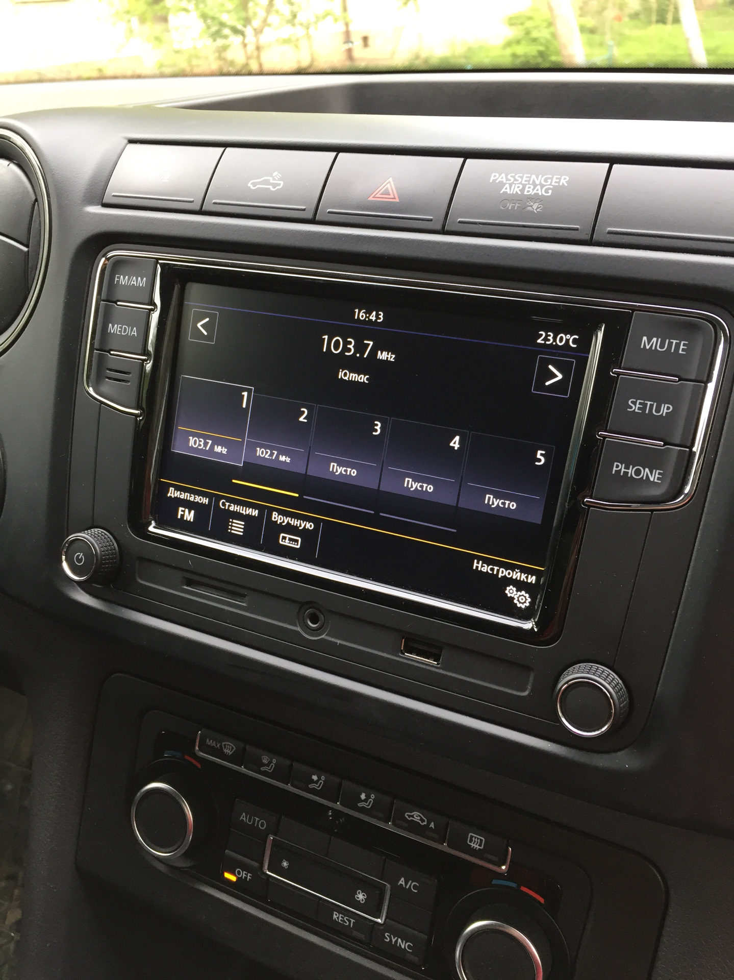 Как снять магнитолу фольксваген амарок Магнитола II - Volkswagen Amarok, 2 л, 2013 года автозвук DRIVE2