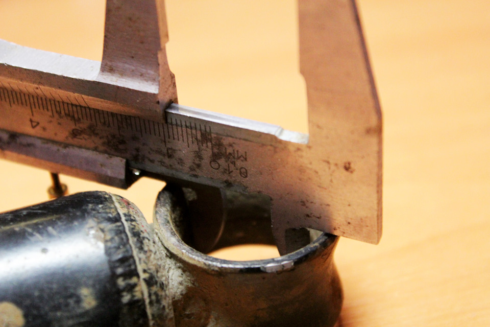 Замер внутреннего диаметра для резиновых втулок фирмы Kayaba 443183 — Nissan Terrano I. Запчасти на фото: 443183