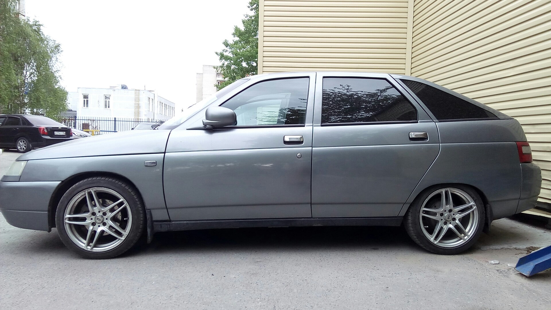 Штатные диски ваз 2112. Ваз 2112 r15. Ваз 2112 на литье r14. Литой диск 2112. Ваз 2112 диски r14.