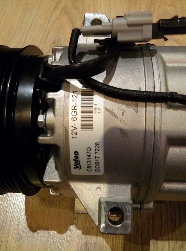 Наклейка Valeo на самом компрессоре — Renault Laguna III. Запчасти на фото: 110515