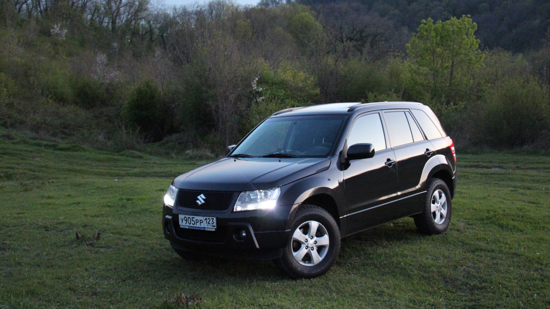 Suzuki Grand Vitara черная