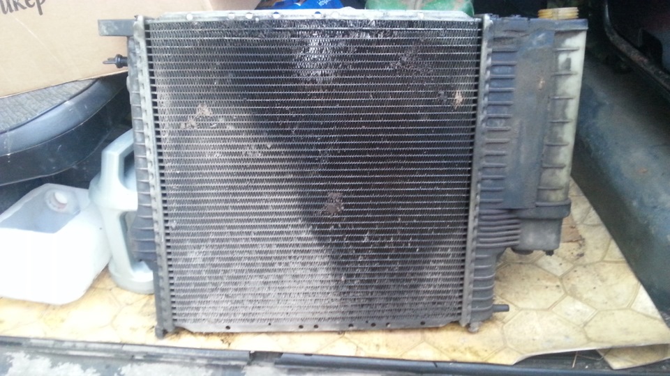 подтекает радиатор — BMW 3 series (E36/5), 1,6 л, 1997 года | своими ...