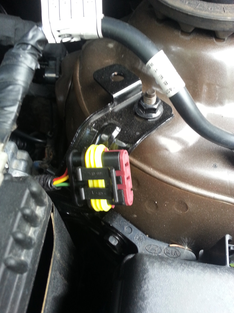 Разъем для диагностического кабеля вид анфас — Hyundai Solaris (1G)