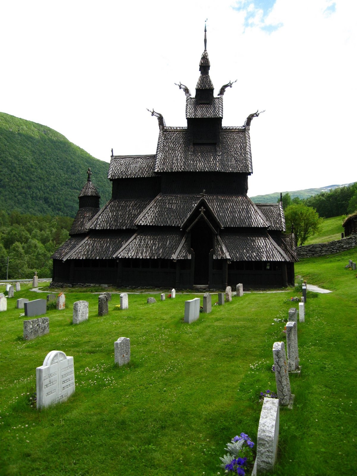 Норвежская церковь урнес. Деревянная церковь в урнесе норвегия. Церковь боргунд в норвегии. Ставкирка в боргунне норвегия. Церковь в урнесе норвегия.