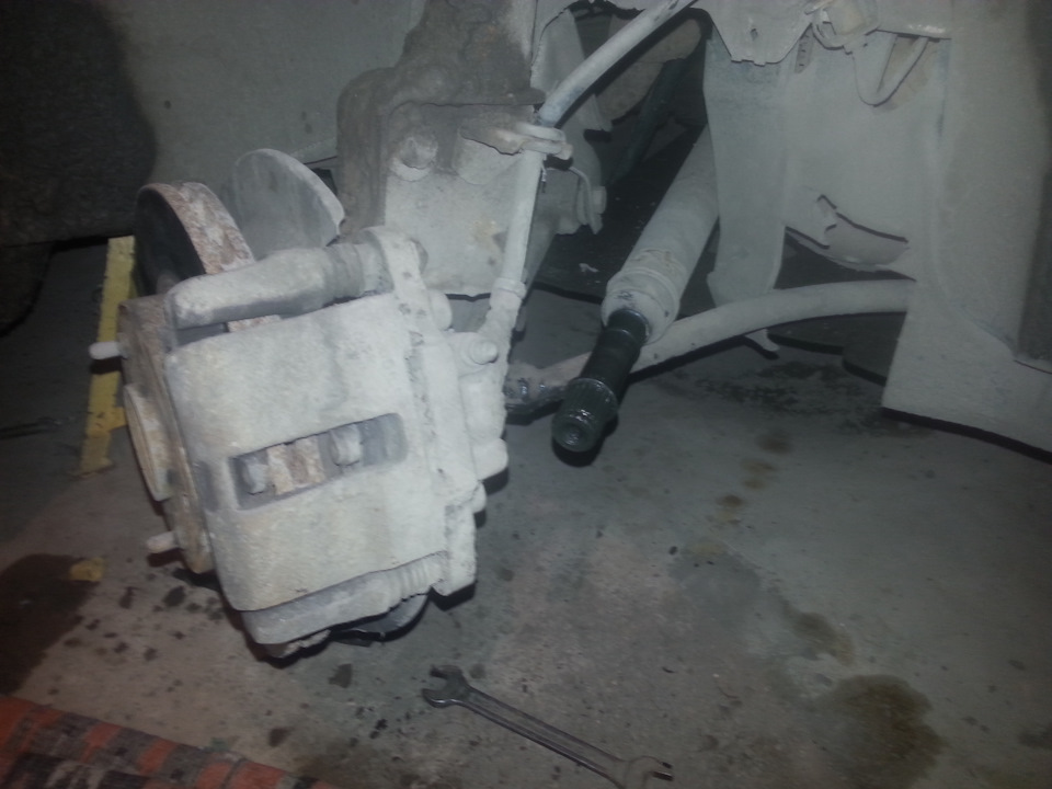 Замена внешнего ШРУСа — Lada 21101, 1,6 л, 2005 года | своими руками ...