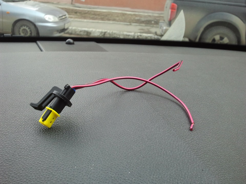 купил вот такой штекер, стоил в районе 30 рублей — Opel Astra H