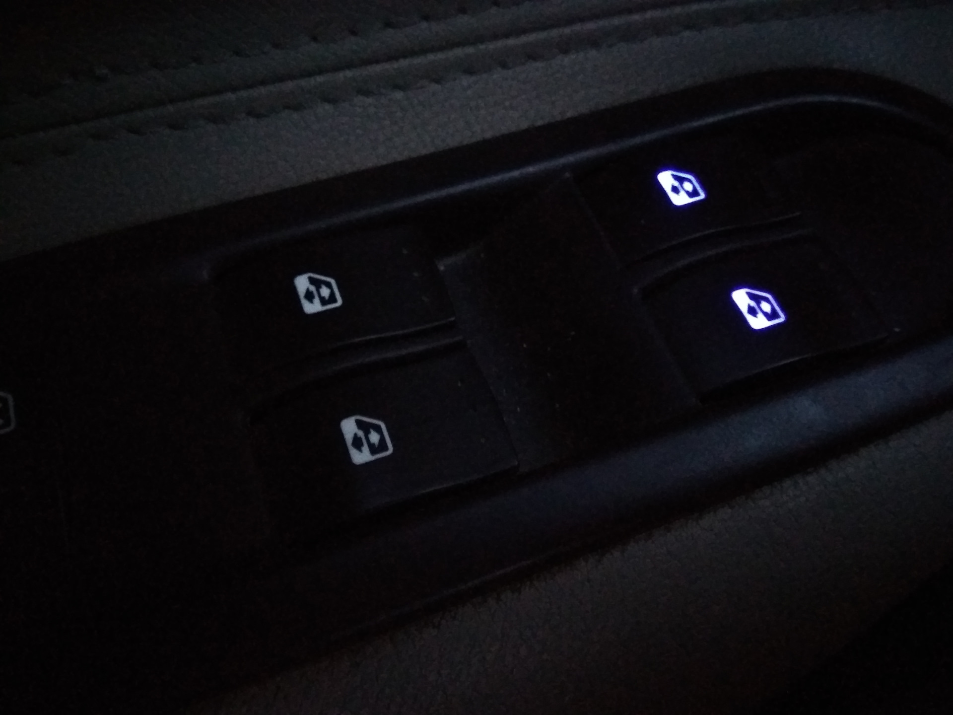Подсветка кнопок гранта. Подсветка кнопок стеклоподъемника Меган 2. Кнопка стеклоподъемника Renault Megane 2. Кнопки стеклоподъемников в Рено Меган 3. Подввюсветка Рено Меган 2.