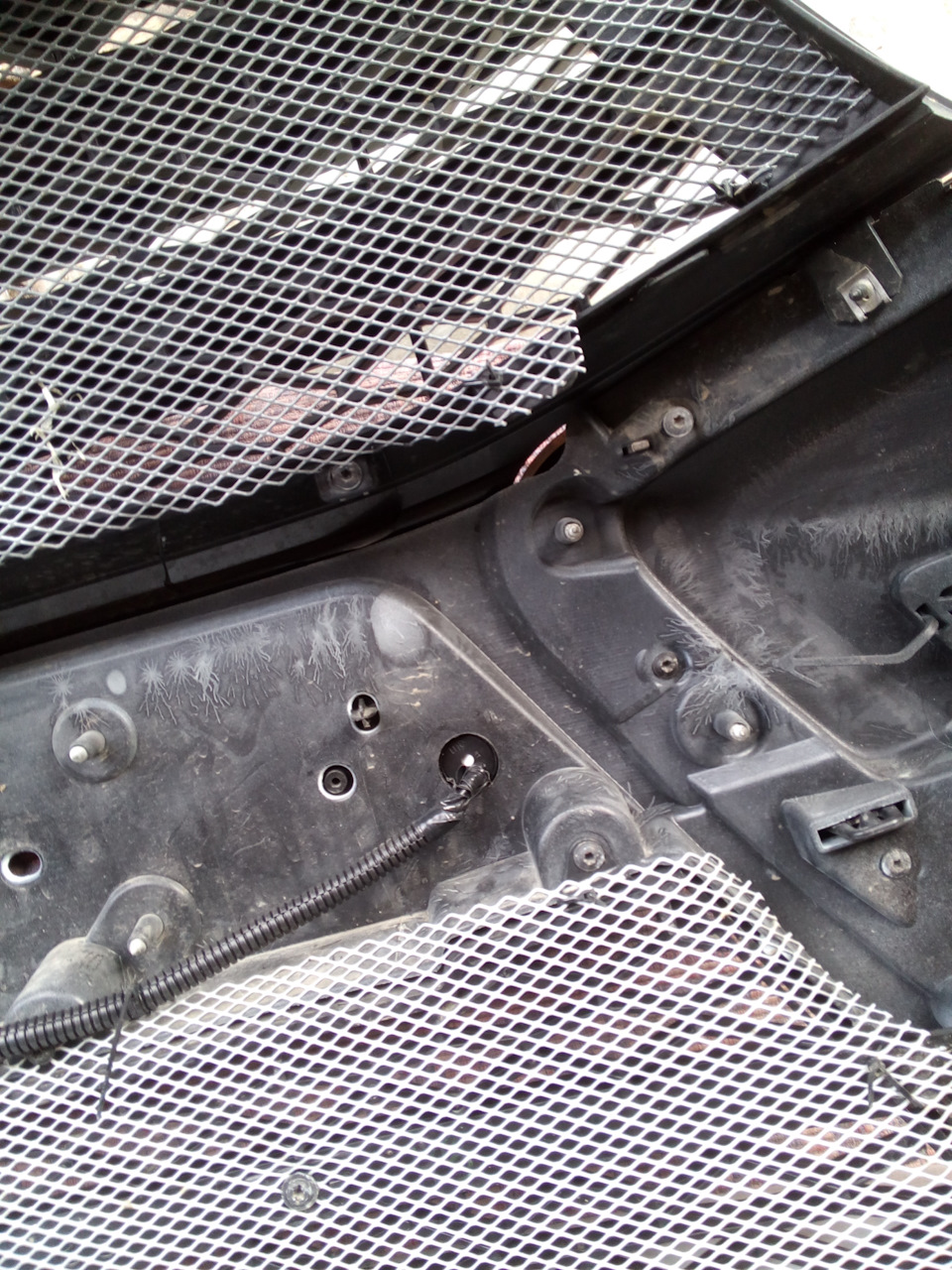 Датчик вставлен, вид сзади — Lada Vesta (1G)