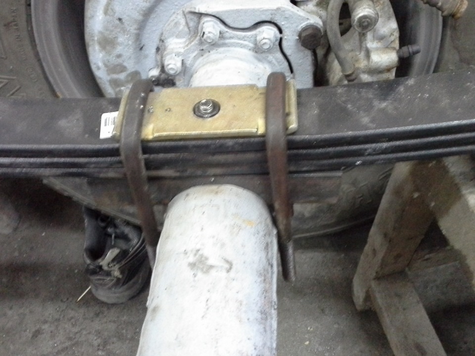 Задний мост дискавери 2. Крепление заднего моста нива 2121. Крепление моста. Крепление моста. Крепление балки нива 21213.