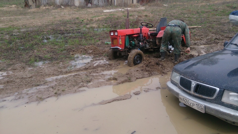 Трактор утонул. Утопили трактор. Трактор утонул в грязи. Утопленный трактор достаем.
