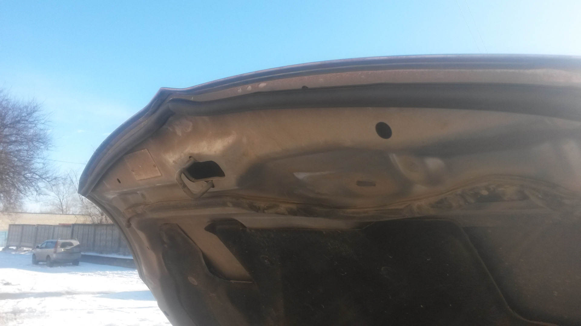 Замена уплотнителя копота — Mitsubishi Lancer IX, 1,6 л, 2006 года ...