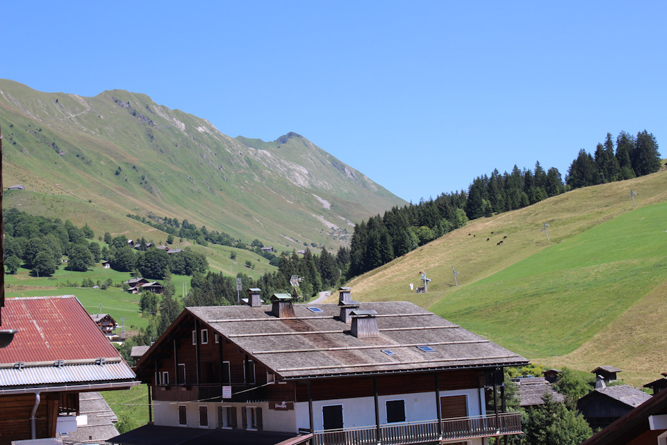 Вид с балкона налево — Audi A4 (B9)