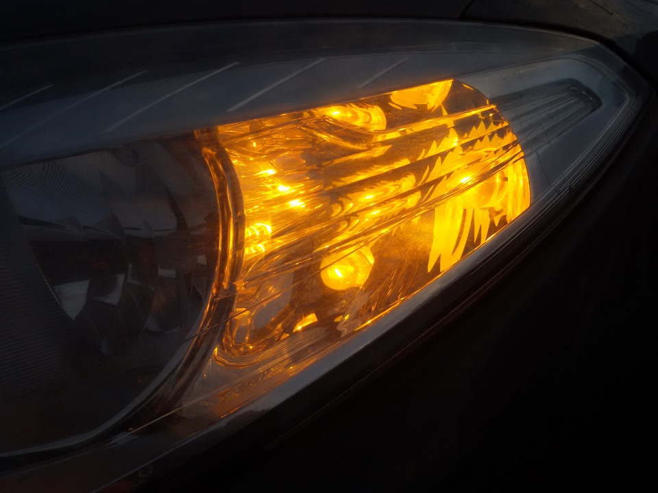 Убрал желтые лампочки в поворотниках. — Renault Fluence, 1,6 л, 2012 .