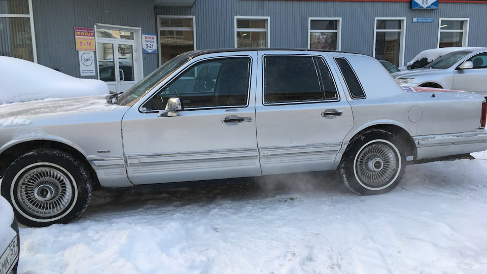 Lincoln town car 1992. Смотреть фото Lincoln town car 1992. Смотреть картинку Lincoln town car 1992. Картинка про Lincoln town car 1992. Фото Lincoln town car 1992