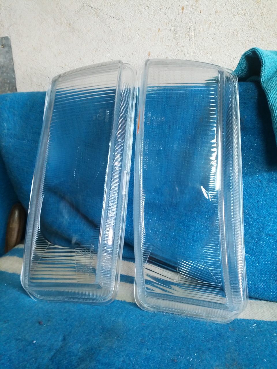 Шлифовка стекла фары для установки линз. Фара ваз 2101 полированное стекло. Стекла фар под линзу jeep zj. Шлифовка стекла фары для установки линз 2110. Подкипело стекло на фаре полировка своими руками.