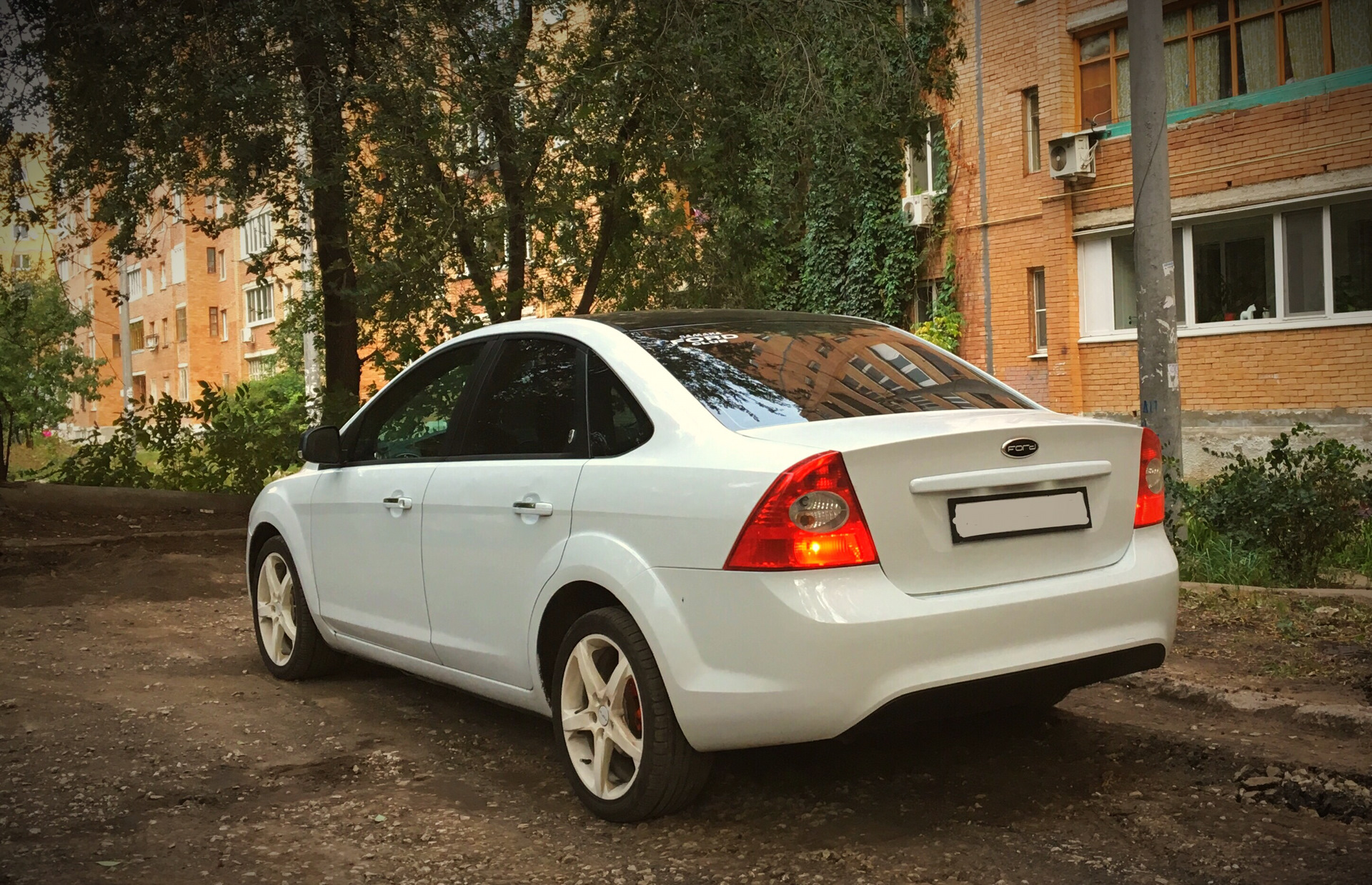 Ford Focus 2 седан белый