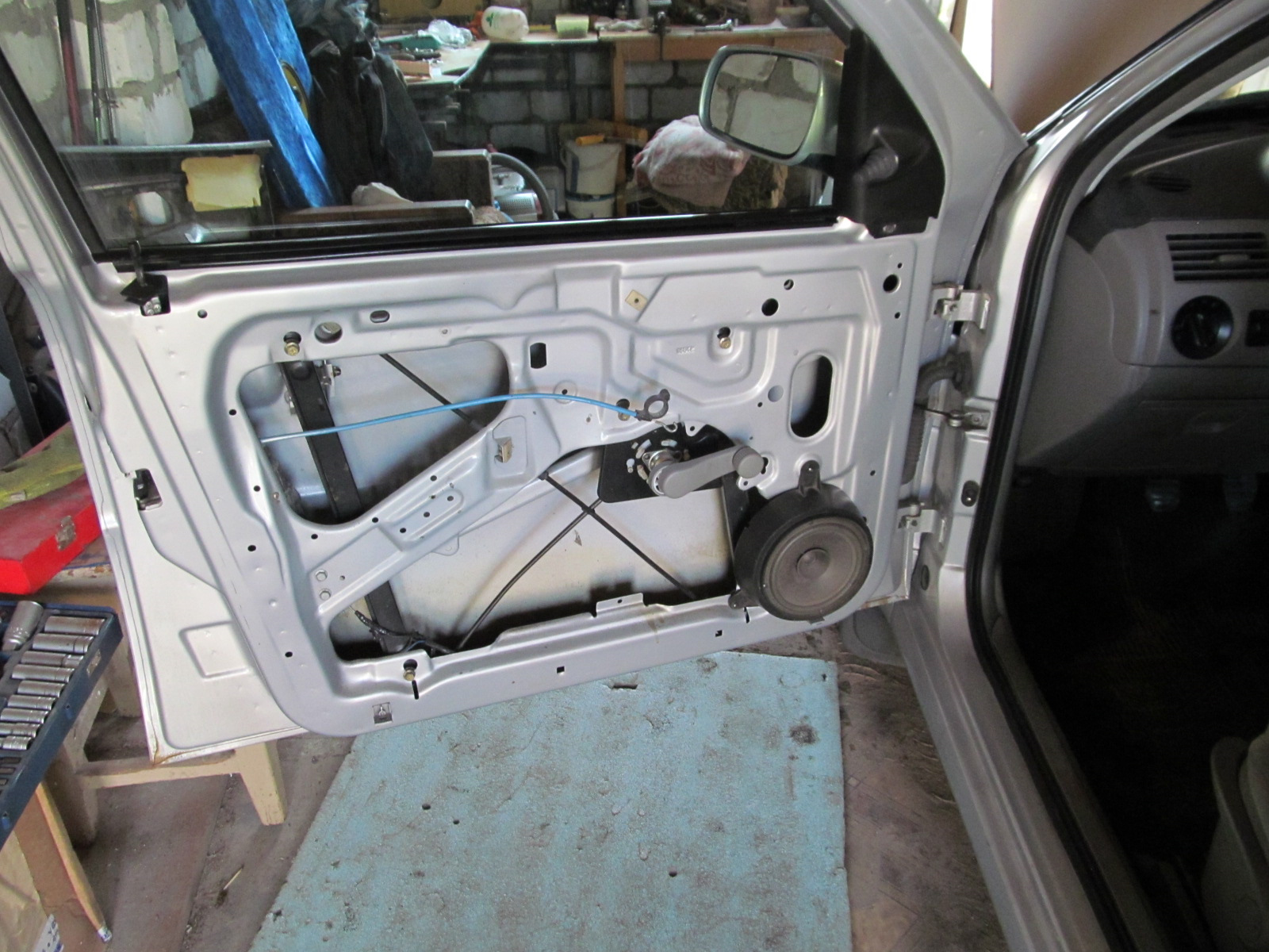 Снятие обшивки сдвижной двери фольксваген т5. Дверь изнутри фольксваген транспортер т5. Сдвижной двери volkswagen t5. Снять обшивку дверей т5. Обшивка двери фольксваген т5.