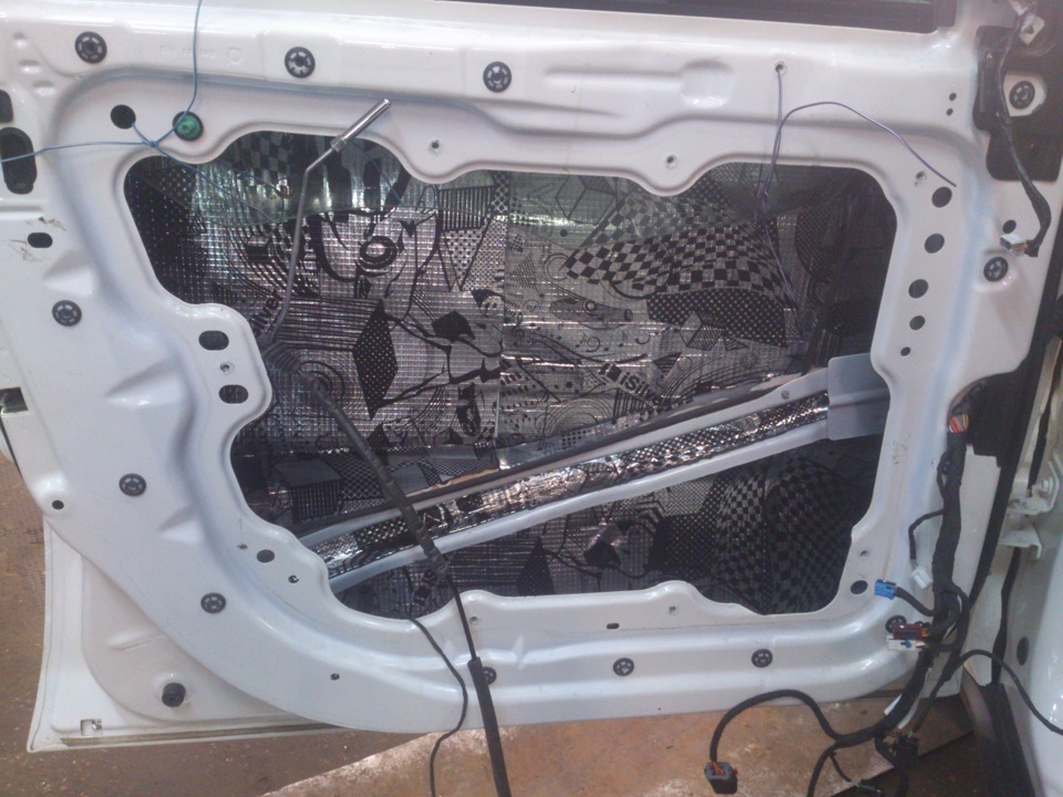 Дверь grand cherokee wk2. Jeep grand cherokee wk2 шумоизоляция дверей. Jeep grand cherokee wk2 замок багажника. Гранд чероки 2011 петли двери. Дверь grand cherokee wk2.