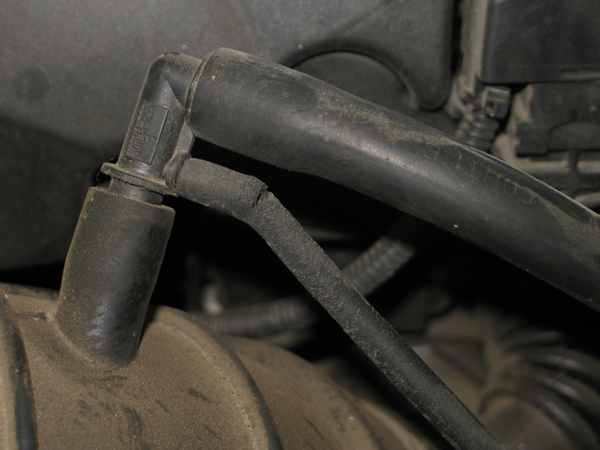 Подсос воздуха hyundai accent 2. Шланг дросселя акцент 2004. Клапан адсорбера на гетц 1,1. Акцент подсос воздуха. Подсос воздуха м54b30.